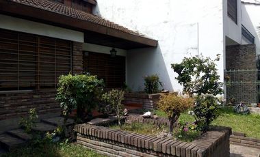 Chalet de 5 ambientes con cochera y gran jardín