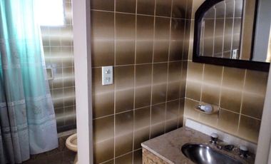 Chalet de 5 ambientes con cochera y gran jardín