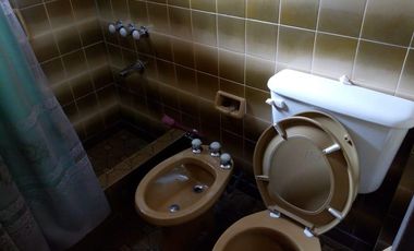 Chalet de 5 ambientes con cochera y gran jardín