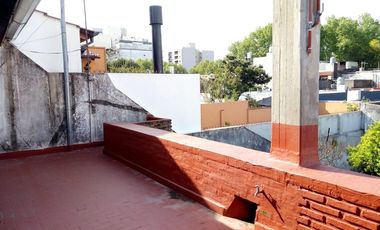 Chalet de 5 ambientes con cochera y gran jardín