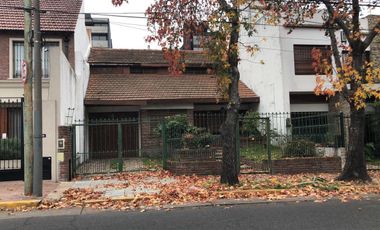 Chalet de 5 ambientes con cochera y gran jardín