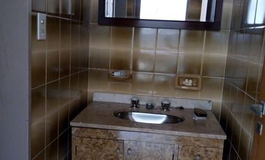 Chalet de 5 ambientes con cochera y gran jardín