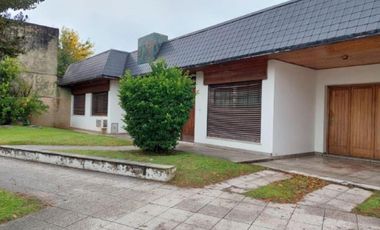 Casa en venta - 4 Dormitorios 2 Baños - Luján