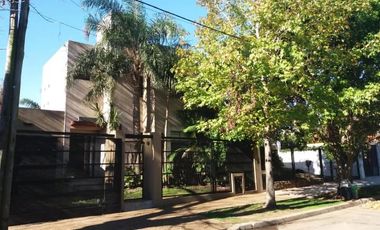 Casa en venta - 4 Dormitorios 3 Baños - 461Mts2 - El Palomar