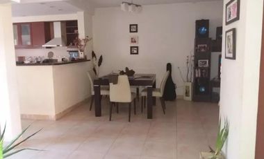 Casa en venta - 4 Dormitorios 3 Baños - 461Mts2 - El Palomar