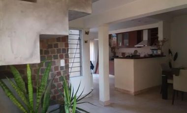 Casa en venta - 4 Dormitorios 3 Baños - 461Mts2 - El Palomar