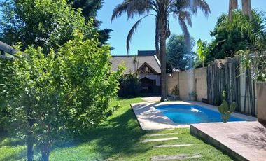 Casa en venta - 4 Dormitorios 3 Baños - 461Mts2 - El Palomar