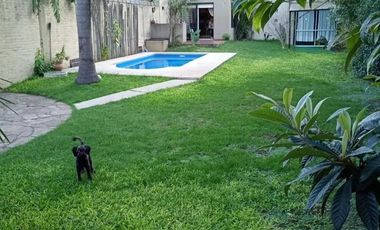 Casa en venta - 4 Dormitorios 3 Baños - 461Mts2 - El Palomar