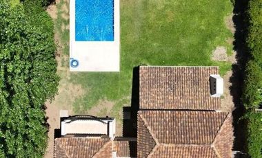 Casa en venta - 5 Dormitorios 4 Baños - Pilar