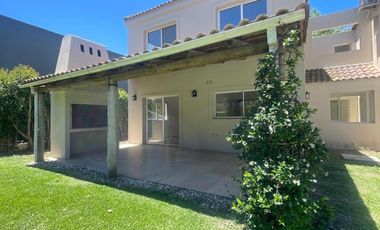 Casa en venta - 5 Dormitorios 4 Baños - Pilar