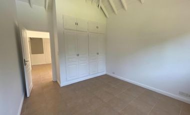 Casa en venta - 5 Dormitorios 4 Baños - Pilar