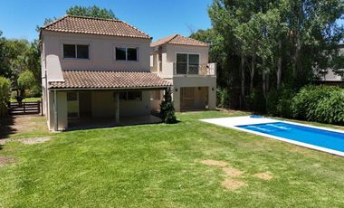 Casa en venta - 5 Dormitorios 4 Baños - Pilar