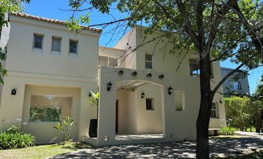 Casa en venta - 5 Dormitorios 4 Baños - Pilar