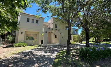 Casa en venta - 5 Dormitorios 4 Baños - Pilar