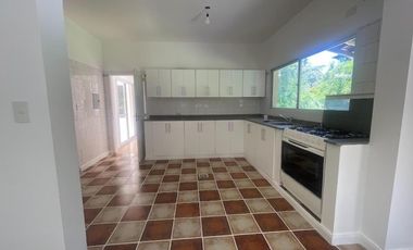 Casa en venta - 5 Dormitorios 4 Baños - Pilar