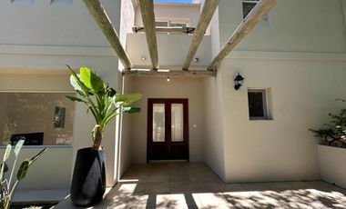 Casa en venta - 5 Dormitorios 4 Baños - Pilar