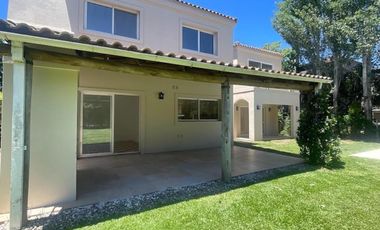 Casa en venta - 5 Dormitorios 4 Baños - Pilar