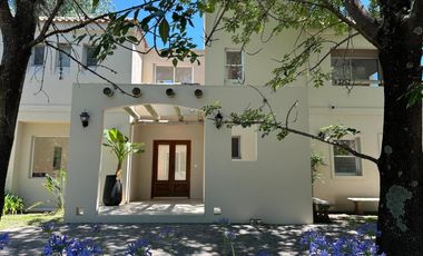 Casa en venta - 5 Dormitorios 4 Baños - Pilar