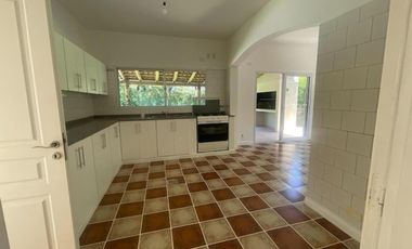 Casa en venta - 5 Dormitorios 4 Baños - Pilar