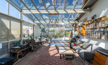 Casa 5 ambientes con terraza, parque y piscina en venta - Beccar