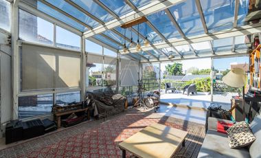 Casa 5 ambientes con terraza, parque y piscina en venta - Beccar