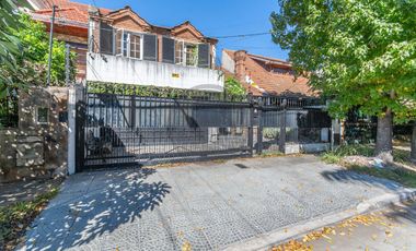 Casa 5 ambientes con terraza, parque y piscina en venta - Beccar