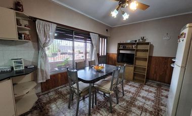 Casa en venta - 3 Dormitorios 2 Baños - 280mts2 - Avellaneda