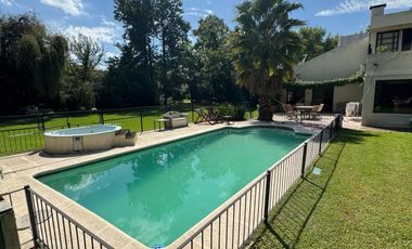 Casa en venta - 4 Dormitorios 3 Baños - Cochera - 800Mts2 - Pilar