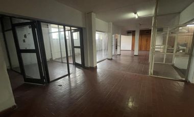 Oficina/ Local - Dos pisos completos en Alquiler!