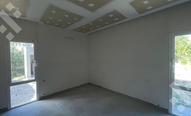 VENTA CASA (EN POZO) 2 DORMITORIOS EN Bº lOS SAUCES  EN POZO- FERNANDEZ ORO.