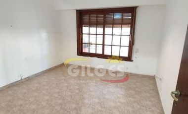 Alquiler de Casa 3 Ambientes en Ramos Mejia  Con Cochera cubierta y patio con parrilla