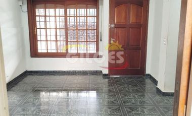 Alquiler de Casa 3 Ambientes en Ramos Mejia  Con Cochera cubierta y patio con parrilla