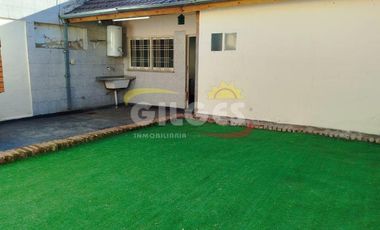 Alquiler de Casa 3 Ambientes en Ramos Mejia  Con Cochera cubierta y patio con parrilla