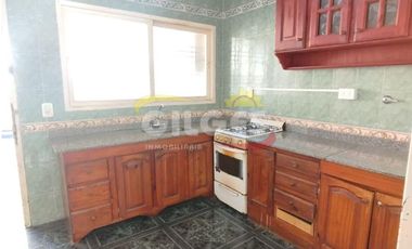 Alquiler de Casa 3 Ambientes en Ramos Mejia  Con Cochera cubierta y patio con parrilla