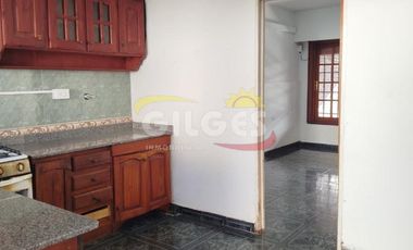 Alquiler de Casa 3 Ambientes en Ramos Mejia  Con Cochera cubierta y patio con parrilla