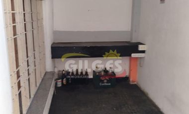 Alquiler de Casa 3 Ambientes en Ramos Mejia  Con Cochera cubierta y patio con parrilla