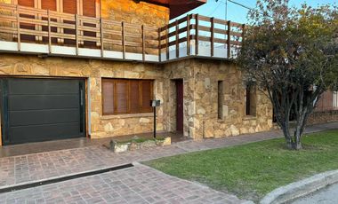 Casa en Venta - 3 Dormitorios 2 Baños - 300mts2 - La Plata