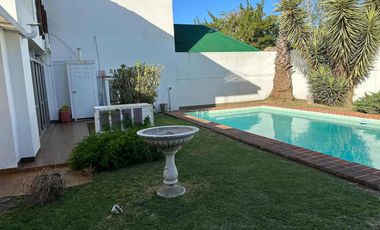 Casa en Venta - 3 Dormitorios 2 Baños - 300mts2 - La Plata