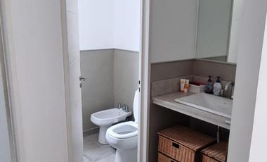 Casa en  venta 2 dormitorios vista al lago Mari Menuco, barrio La Peninsula