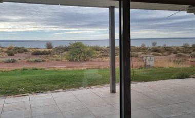 Casa en  venta 2 dormitorios vista al lago Mari Menuco, barrio La Peninsula