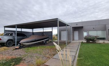 Casa en  venta 2 dormitorios vista al lago Mari Menuco, barrio La Peninsula