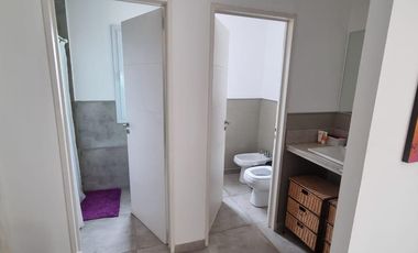 Casa en  venta 2 dormitorios vista al lago Mari Menuco, barrio La Peninsula