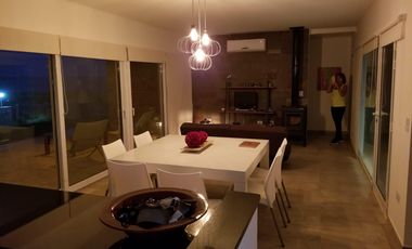 Casa en  venta 2 dormitorios vista al lago Mari Menuco, barrio La Peninsula