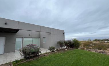 Casa en  venta 2 dormitorios vista al lago Mari Menuco, barrio La Peninsula