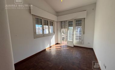 Casa esquina en alquiler - 3 dormitorios - Barrio Cofico