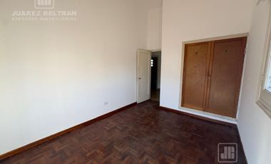 Casa esquina en alquiler - 3 dormitorios - Barrio Cofico