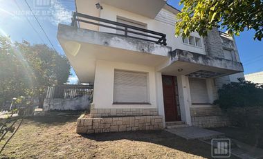 Casa esquina en alquiler - 3 dormitorios - Barrio Cofico