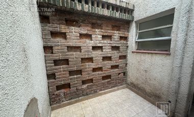 Casa esquina en alquiler - 3 dormitorios - Barrio Cofico