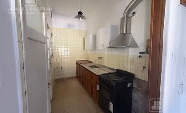 Casa esquina en alquiler - 3 dormitorios - Barrio Cofico