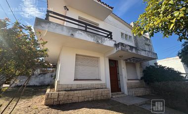 Casa esquina en alquiler - 3 dormitorios - Barrio Cofico